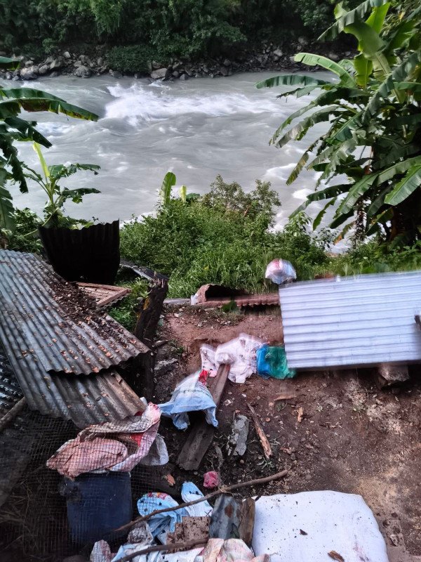 डेलिभरी भ्यान भोटेकोशीमा खस्दा चालक बेपत्ता